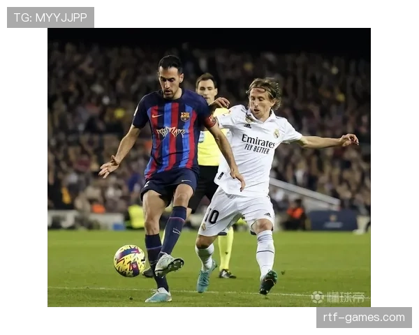 德容vs布斯克茨：中场大师的不同“位置”理解与战术核心差异