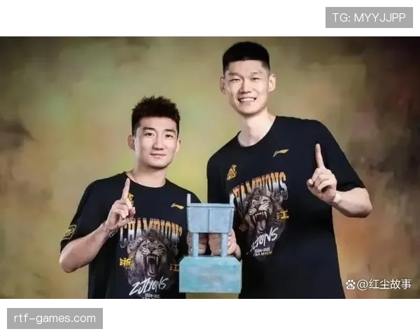 孙铭徽训练完直接拎两袋蛋白粉回家，这自律谁顶得住